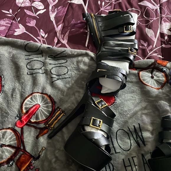 Sandals - Picture 2 of 5